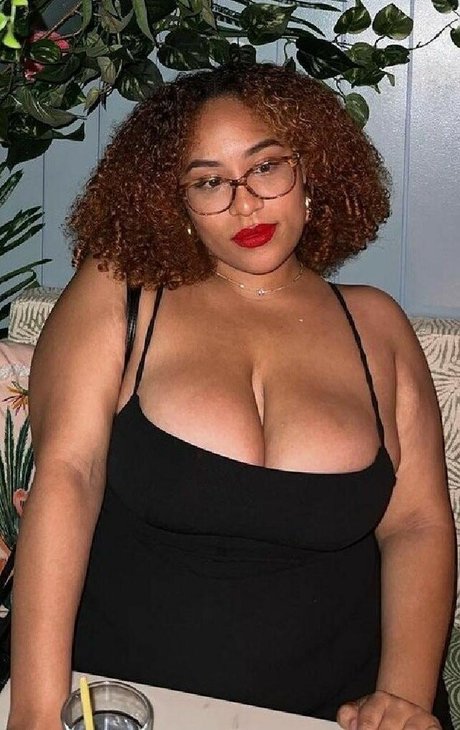 zierliche milf onlyfans exklusive kostenlose foto