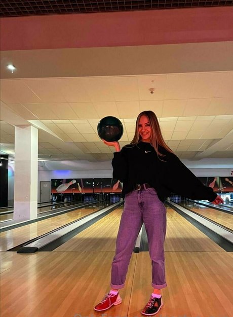 dünne schwarze teenager-onlyfans perfekte hübsche foto