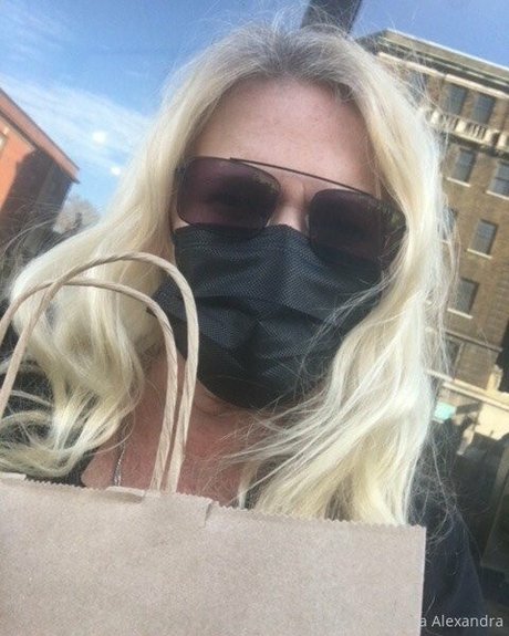 uniquilyyours exklusive nackten bild