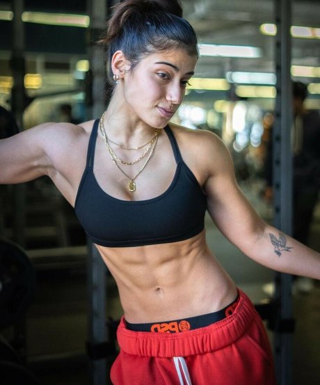 Sara Saffari akt pornostar bild