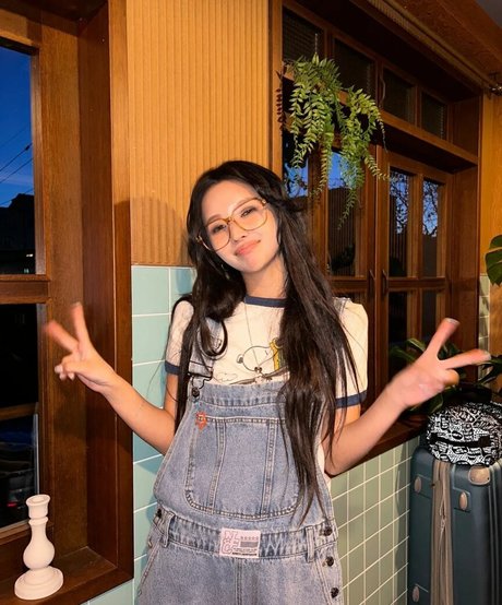 tiny pretty j schauspielerin akt galerien