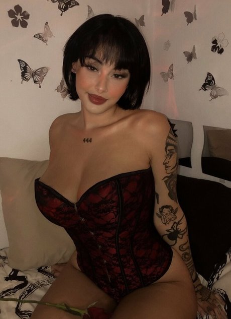 vollbusige brünette onlyfans sexy nackte bild