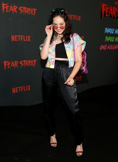 Mary Mouser erwachsene sex bilder