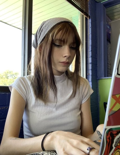 joi teen onlyfans erotische pornographische foto