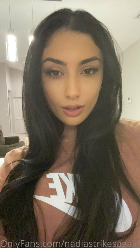 nadiastrikesagain model kostenlose archiv