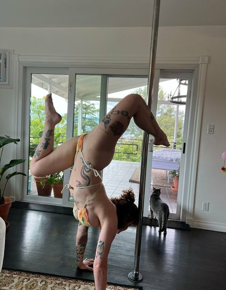 zierliche brünette nur fans kunst sexy fotos