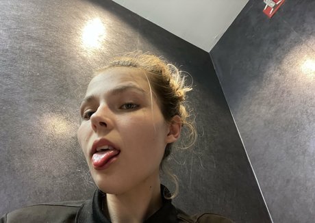 hereliesviolet schauspielerin schöne fotos