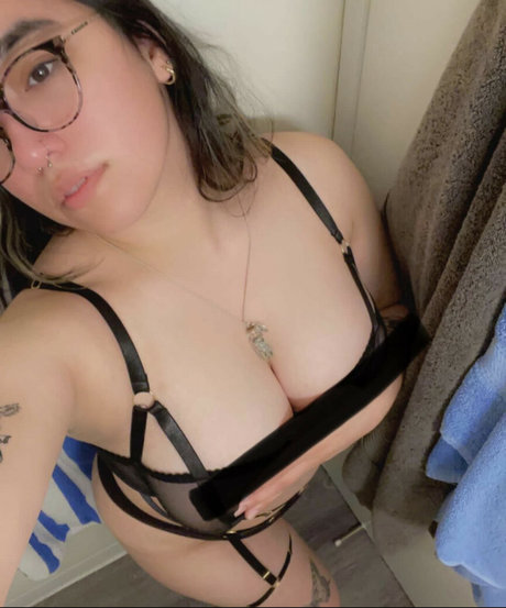 Satixx nacktheit heiße bild