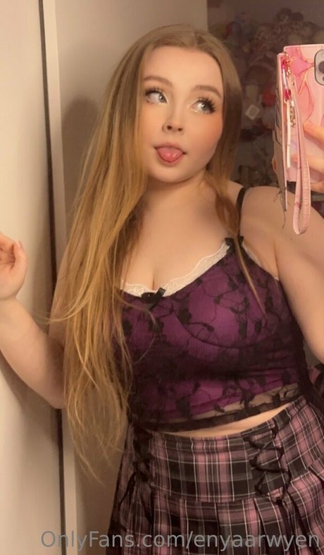 Enyaarwyen model nackten archiv