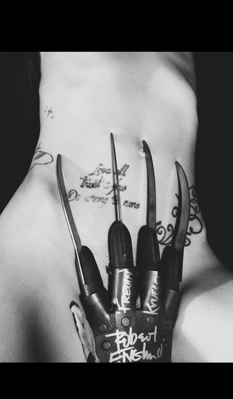 dünne blonde onlyfans exklusive kunst foto