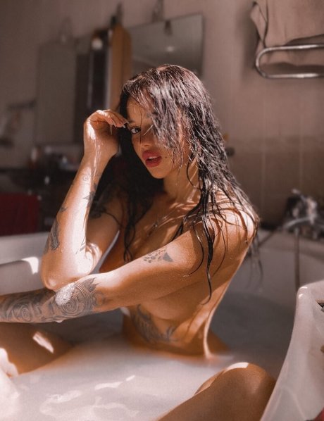 Baby Momo porno akt foto