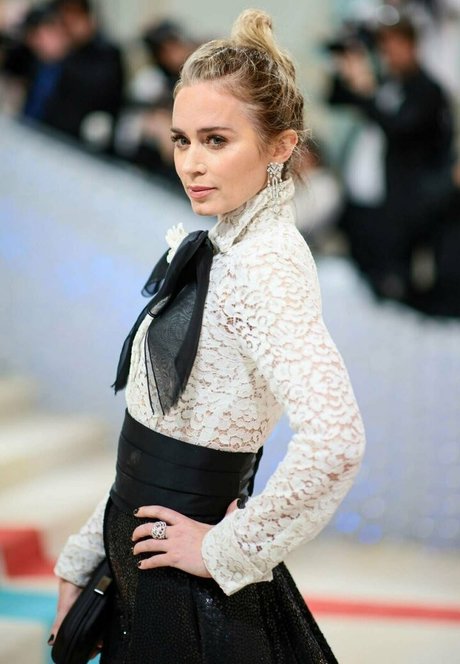 Emily Blunt top akt galerie