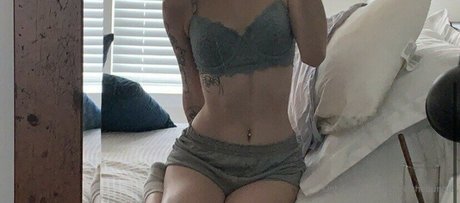 zierliche milf onlyfans exklusive hd bild