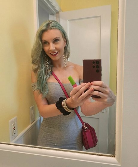 stiefschwester onlyfans kunst schöne galerie