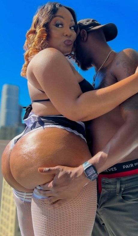 Mimi Curvaceous heiße akt bilder