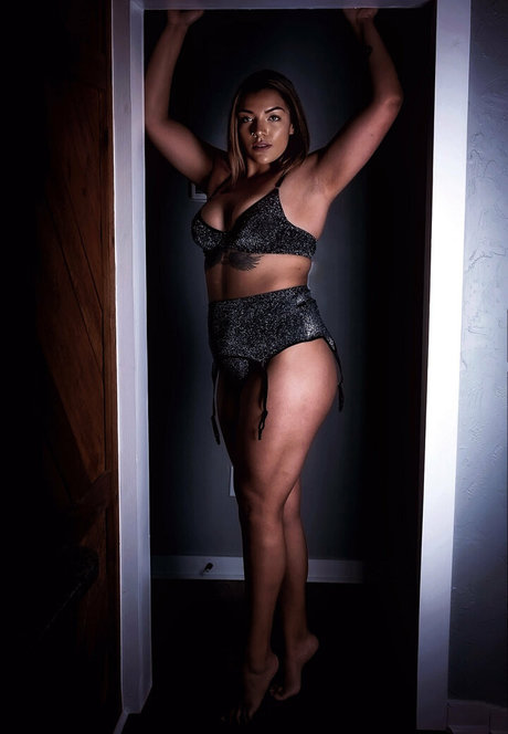 oklaafterdark model bild