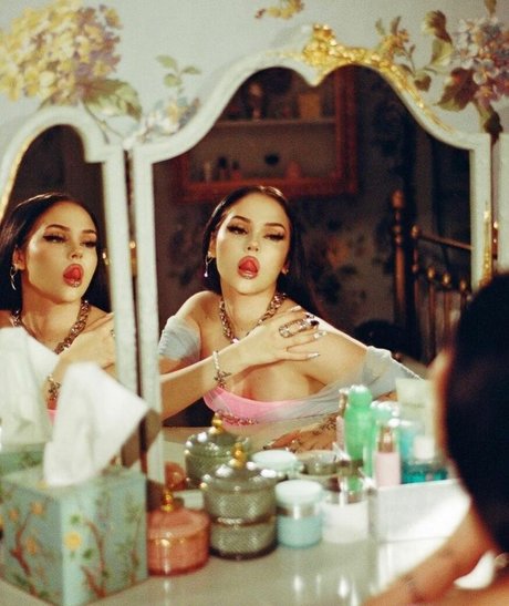 Maggie Lindemann sexy kunst galerien