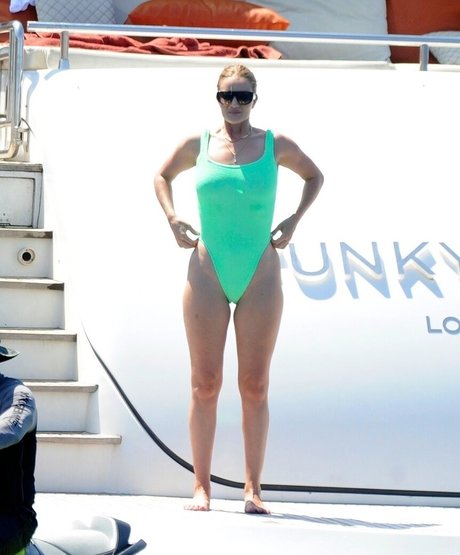 muschi nass onlyfans exklusive pornografische foto