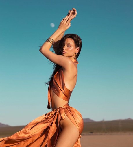 Liora Lapointe exklusive galerien