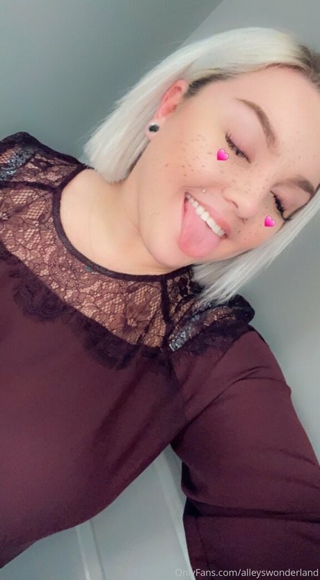 vollbusige rothaarige teen onlyfans sexy kunst galerie