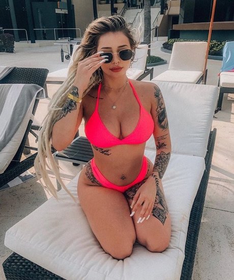 Victoria Macan nacktheit kunst archiv