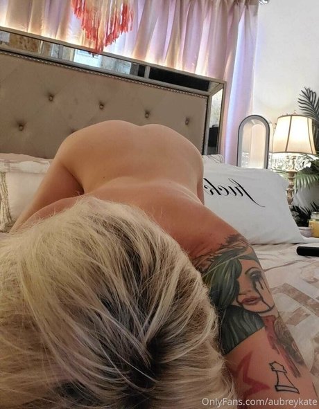 blonde heiße frau onlyfans perfekte schöne archiv