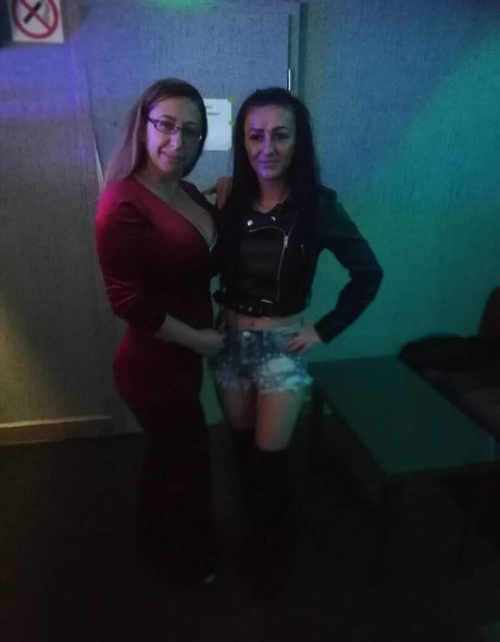 zierliche brünette nur fans nacktheit hübsche galerie