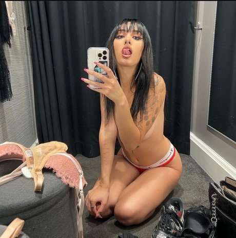 Akasha Collins nackt kunst galerien