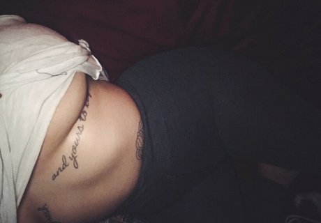 mikro-tanga onlyfans schöne nackte bild