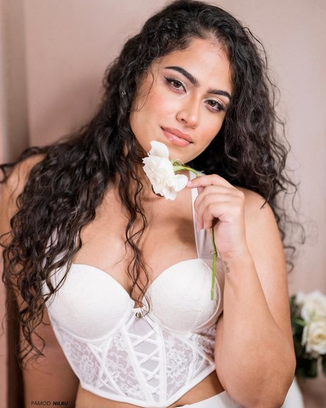 Sandani Fernando exklusive perfekte bild