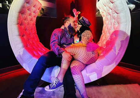 sportliche blonde onlyfans porno kunst archiv