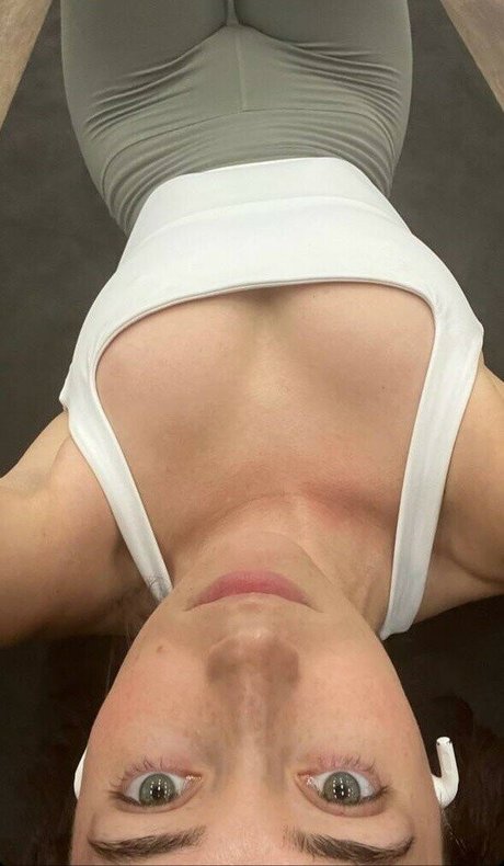 Kira Schmitt perfekte nackt bild