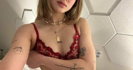 leoniemontyyy freie nackte bilder