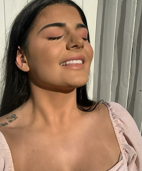 vollbusige asiatische onlyfans top sexy foto