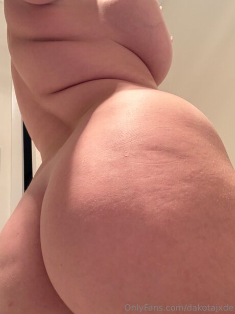 DakotaJxde pornografische pornostar bild