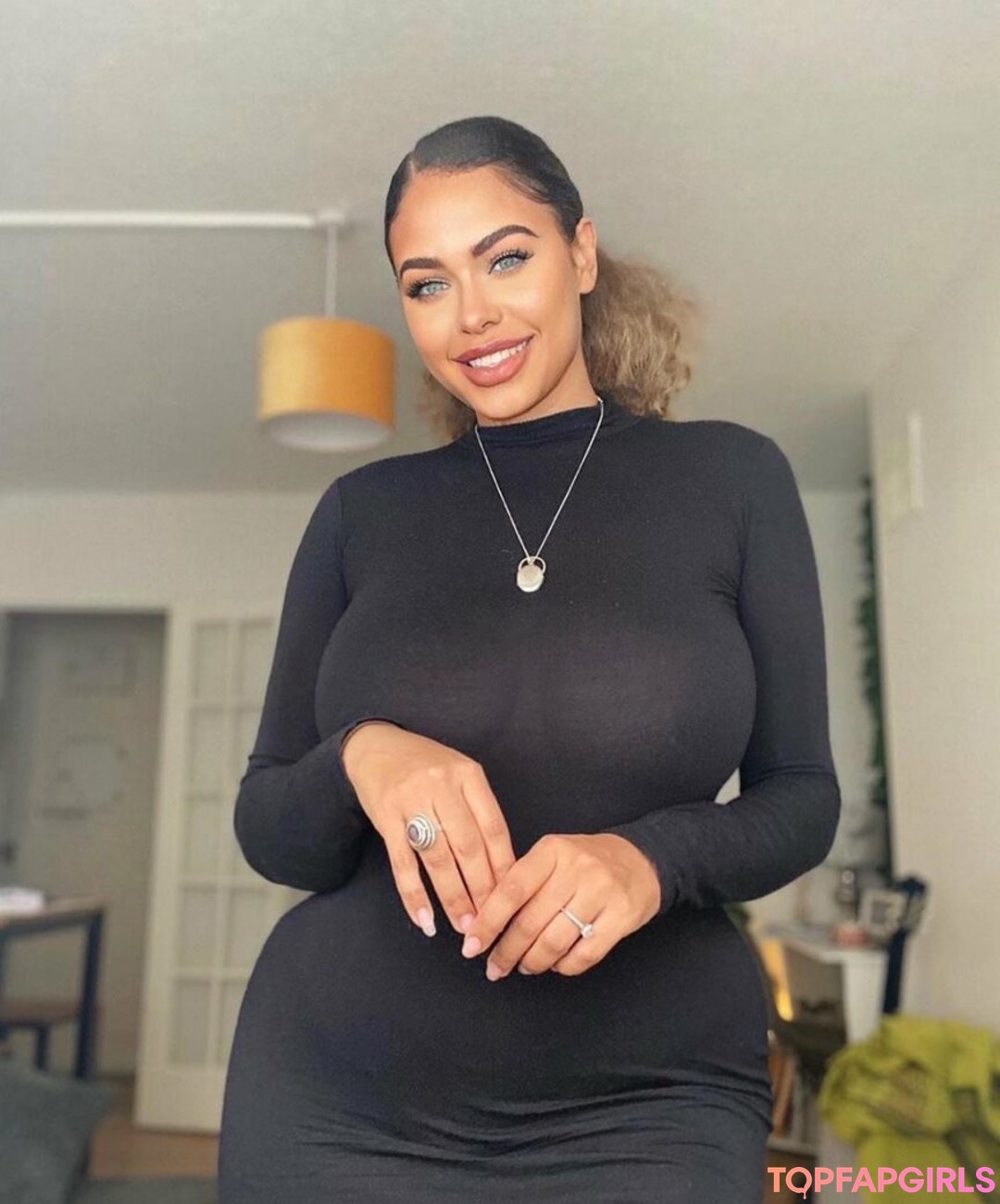 ebenholzlehrerin onlyfans kunst nackt bilder