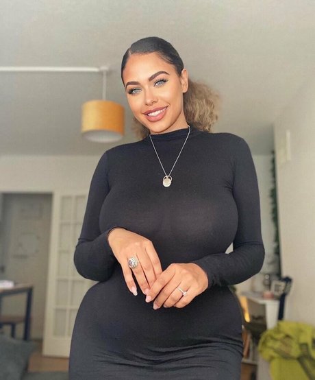 ebenholzlehrerin onlyfans kunst nackt bilder