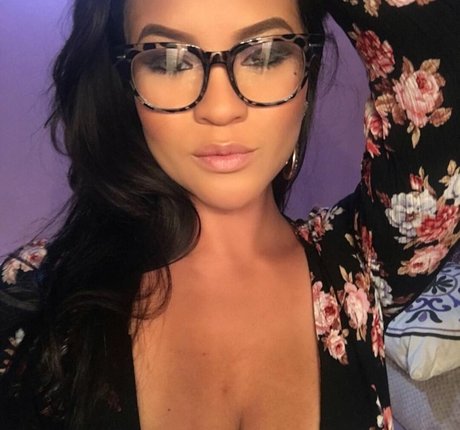 Toni Salina Chee Young hd sexy bild