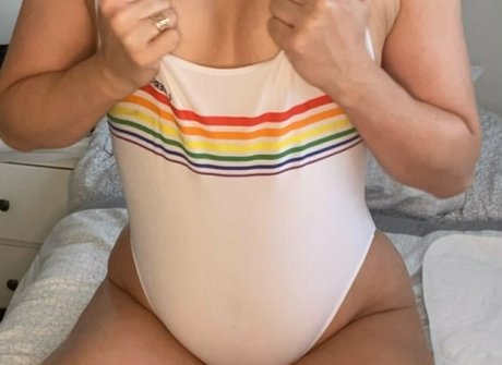 adelaroseefree model akt foto