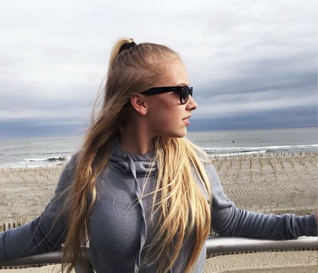 tallgirl onlyfans sexy xxx galerie