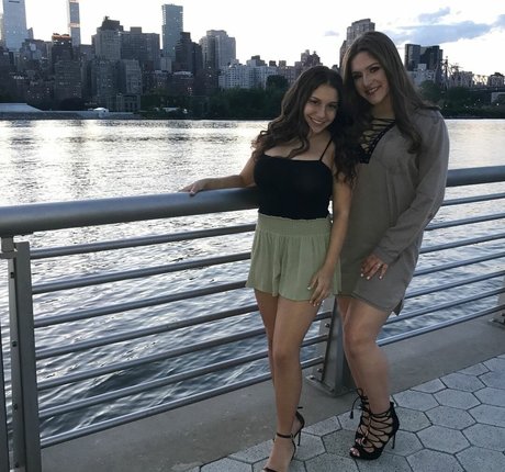 doppelte onlyfans heiße akt bilder