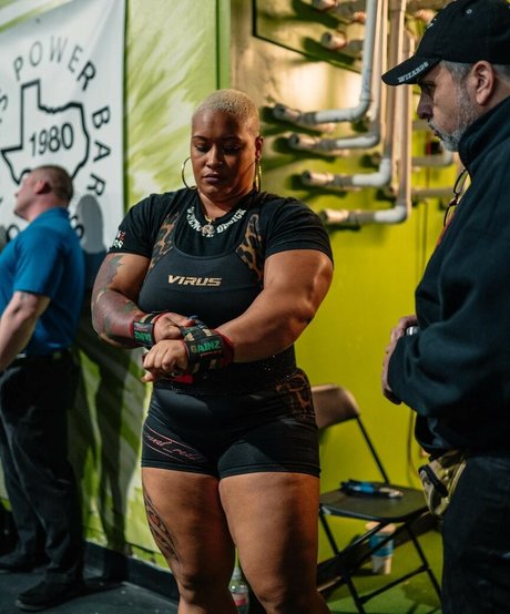 Queen R akt pornostar galerie