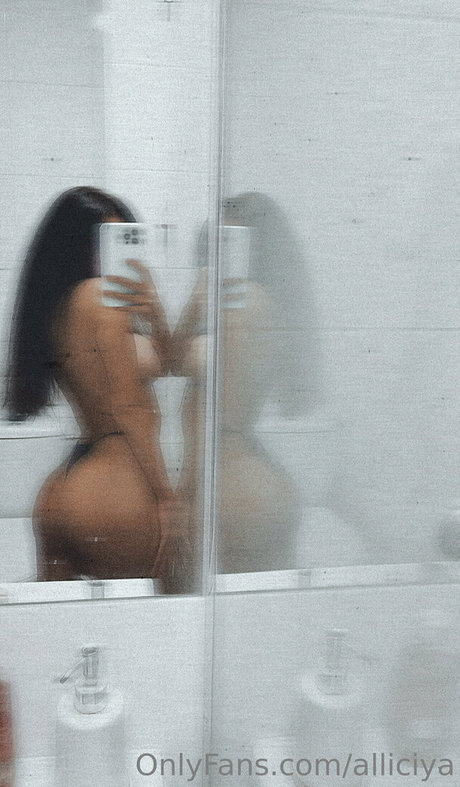 alliciya nackt pornografische galerien