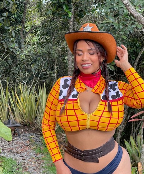 vollbusige rothaarige teen onlyfans top akt bilder