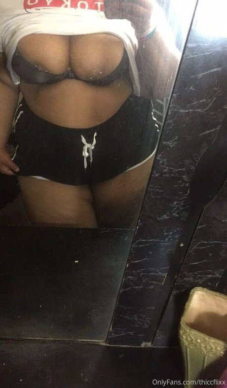 dünne schwarze teenager-onlyfans erotische top bild