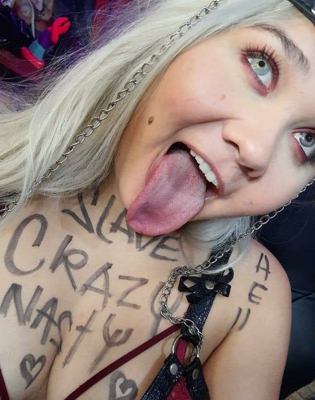 laura takint erotische nackten bild