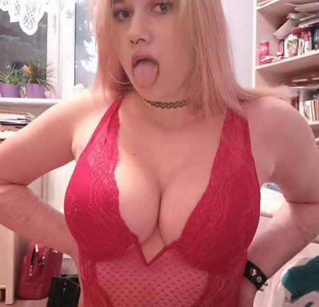 Aleksandra Ostrowska nackt nette bild