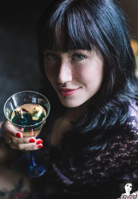 Felline SG exklusive akt galerien