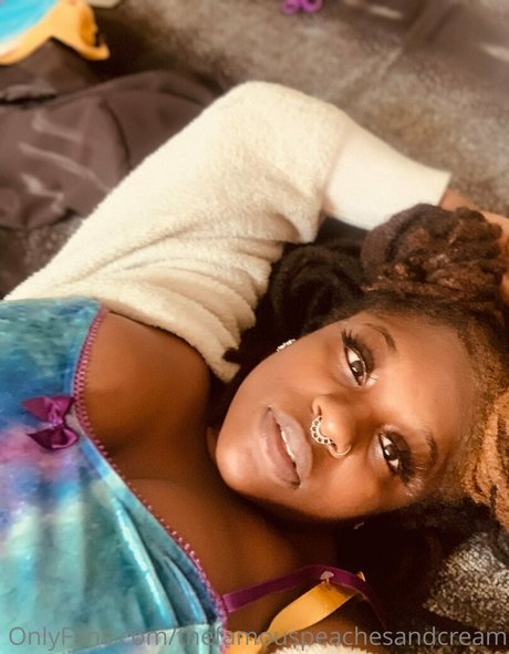 thefamouspeachesandcream xxx nackt foto