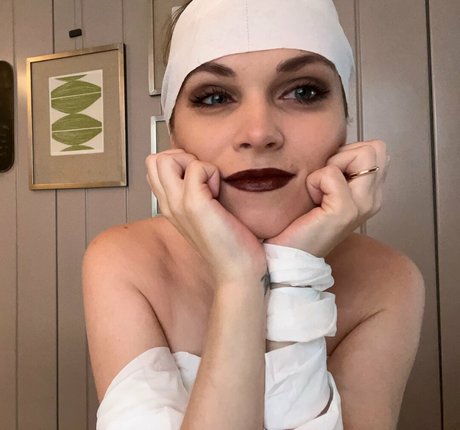 Eliza Taylor nackt akt bild